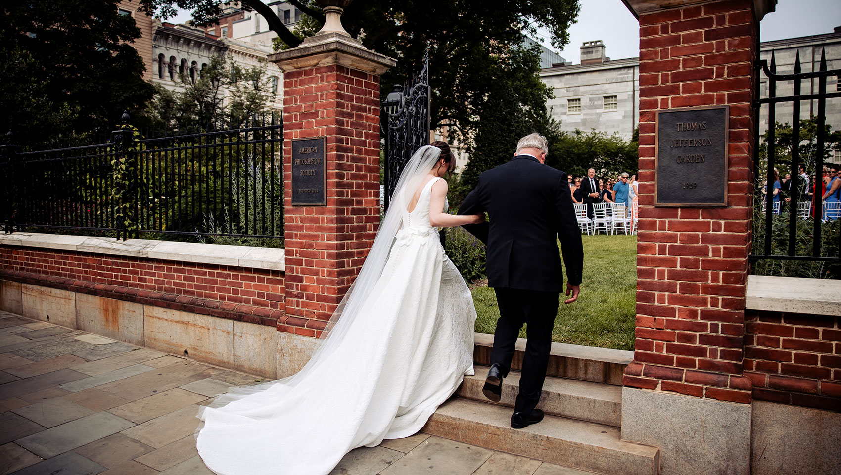 Bride enters Thomas Jefferson Garden with her father